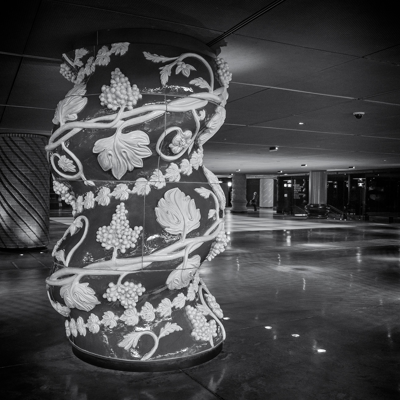 Ceramic pillar, Alhondiga - Fuji X-E1 @ 18mm